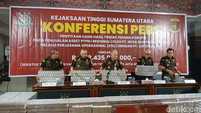 Kejati Sumut menunjukkan uang sitaan sebesar Rp 113,4 miliar kasus penjualan aset PTPN 1 ke PT. Ciputra Land. (Juita Sinuhaji/detikSumut)