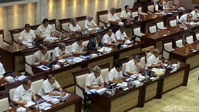 Kemenkeu rapat dengan Komisi XI
