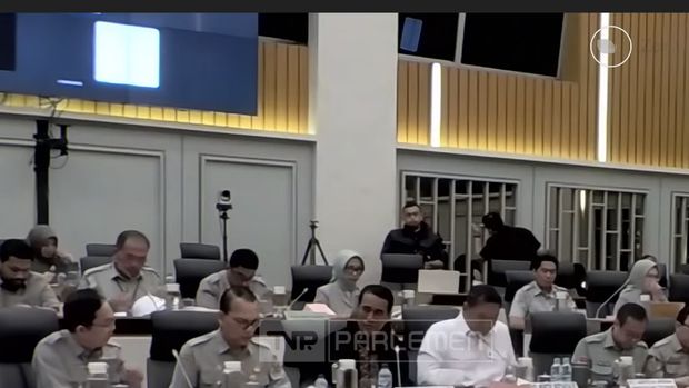 Kepala Badan Pangan Nasional (Bapanas) yang juga sebagai Menteri Pertanian (Mentan) Amran Sulaiman saat mengikuti rapat kerja dengan Komisi IV DPR RI. (Tangkapan Layar Youtube/TVR Parlemen)