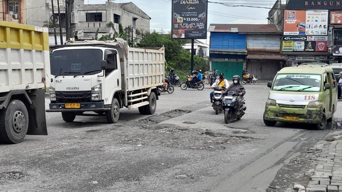 Keterangan foto: Kawasan Jalan Titi Pahlawan dan Jalan KL Yos Sudarso, tepatnya di Simpang Kantor, Kecamatan Medan Labuhan, Kota Medan. (Rechtin Hani Ritonga/detikSumut)