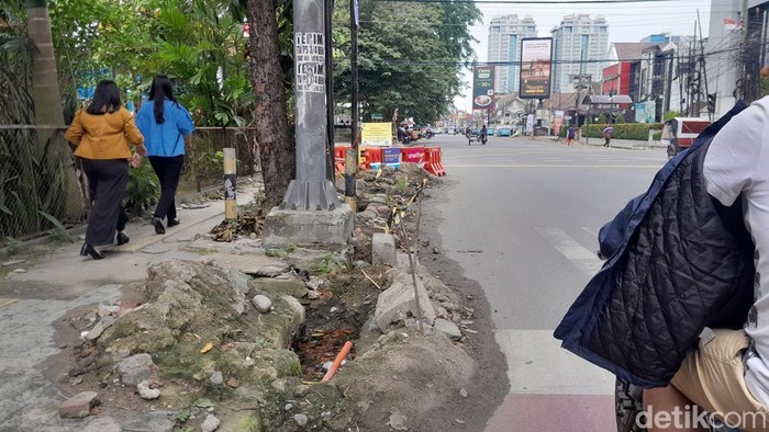 //


Keterangan foto: Lubang di Jalan Zainul Arifin, Kecamatan Medan Petisah. (Rechtin Hani Ritonga/detikSumut)