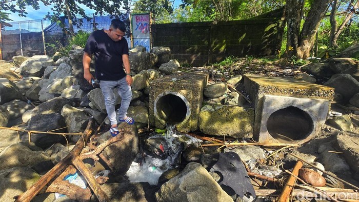 Ketua Komisi II DPRD Kabupaten Sukabumi, Hamzah Gurnita, meninjau kawasan pesisir Cipatuguran, Palabuhanratu.