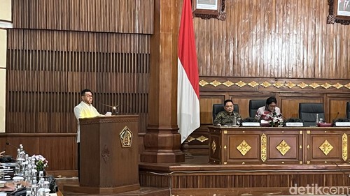 Ketua Komite III DPD RI Filep Wamafma dalam kunjungan kerja Komite DPD RI di Kantor Gubernur Bali, Senin (24/11/2025).