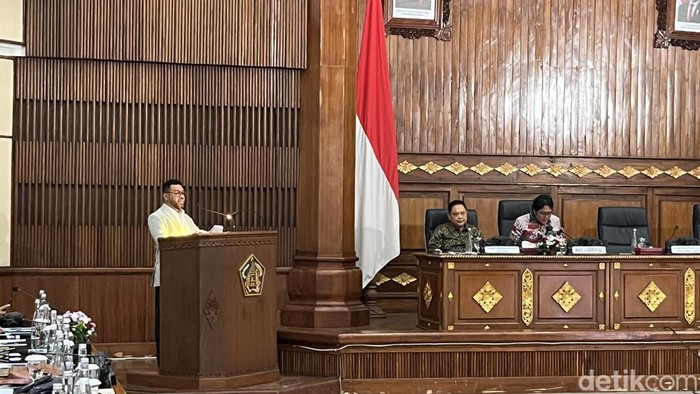 Ketua Komite III DPD RI Filep Wamafma dalam kunjungan kerja Komite DPD RI di Kantor Gubernur Bali, Senin (24/11/2025).