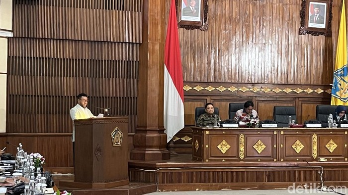 Ketua Komite III DPD RI Filep Wamafma saat kunjungan kerja Komite III DPD RI di Kantor Gubernur Bali, Senin (24/11/2025). (Rizki Setyo Samudero)