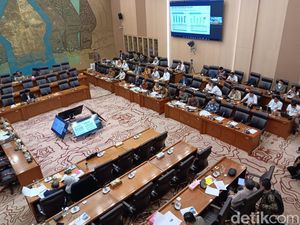 Puluhan Tahun Warga Papua Antre Beli Solar, Pertamina Diminta Tambah SPBU