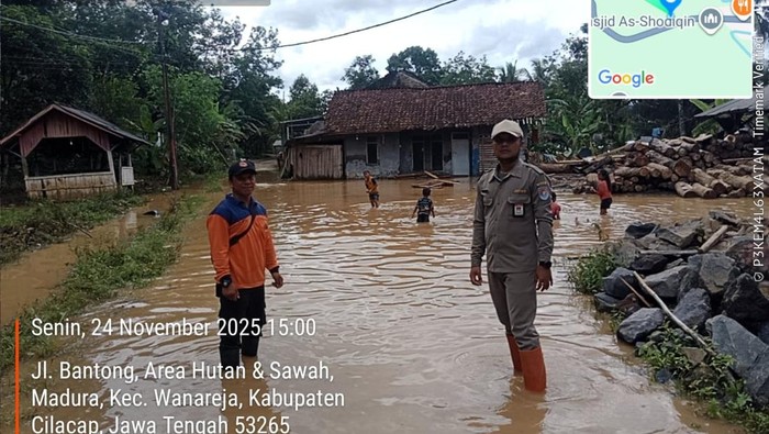Kondisi banjir yang menggenang wilayah Desa Madura, Kecamatan Majenang, Kabupaten Cilacap, Senin (24/11/2025).