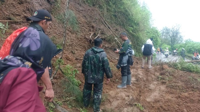 Kondisi longsor di kawasan Sendi, Pacet, Mojokerto yang longsor menutup jalan.