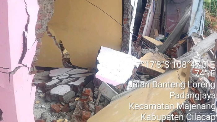Kondisi rumah yang rusak akibat tanah gerak di Desa Padangjaya, Kecamatan Majenang, Kabupaten Cilacap, Senin (24/11/2025).