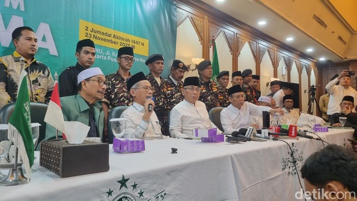 Konferensi pers setelah silaturahim alim ulama Pengurus Besar Nahdlatul Ulama (PBNU) menyepakati Ketum PBNU Yahya Cholil Staquf tidak mundur. (Taufiq S/detikcom)