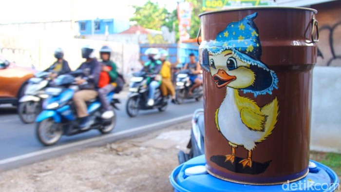 Pekerja mengecat kerajinan drum bekas menjadi tong sampah di Serpong, Tangerang Selatan, Senin (24/11/2025).