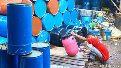 Limbah Drum Disulap Jadi Kerajinan Bernilai Ekonomi di Tangerang Selatan