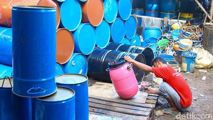 Pekerja mengecat kerajinan drum bekas menjadi tong sampah di Serpong, Tangerang Selatan, Senin (24/11/2025).