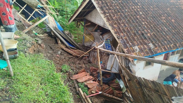 Longsor di Tasikmalaya