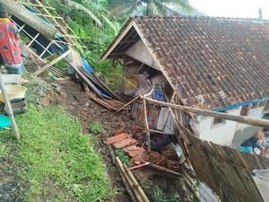 Hujan Lebat Picu Longsor, Satu Rumah di Tasikmalaya Rusak Berat