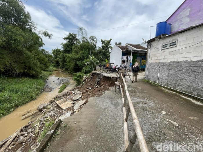 Kondisi tanggul sungai yang ada di Desa Mataraman, Kecamatan Margorejo, Pati, longsor dan mengancam puluhan rumah warga, Senin (24/11/2025).