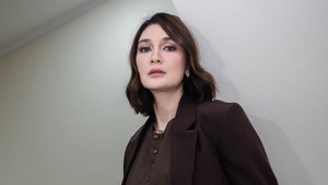 Luna Maya menjawab kabar soal tahun depan akan mengurangi pekerjaannya sebagai aktris. Sebenarnya tahun depan itu gue gak ambil film, tapi kalau ada cerita bagus ya bolehlah ya, katanya dilihat dari kanal Trans7 Official, Jumat (28/11/2025). Foto: Instagram @lunamaya
