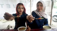 penikmat Dawet Ngledok juga datang dari kalangan Gen Z. Seperti Nailasasi (20) yang penasaran karena dawet ini viral di medsos. Ia dibuat kagum dengan cita rasanya setelah mencicipi kuliner tradisional ini.