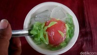 Manis dan gurihnya dari perpaduan santan kelapa dan gula jawa tanpa pemanis buatan. Sedangkan isiannya berupa dawet hijau berbahan tepung beras, serta agar-agar hunkwe dan bubur sumsum.