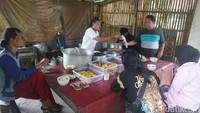 Tidak hanya dawet, Emi juga menyediakan aneka jajanan tradisional. Mulai dari kue cucur, gandos, hingga aneka gorengan. Sehingga lengkap rasanya menikmati es dawet sambil menyantap aneka kue. Terlebih lagi harga jajanan ini hanya Rp 1.000 per biji.