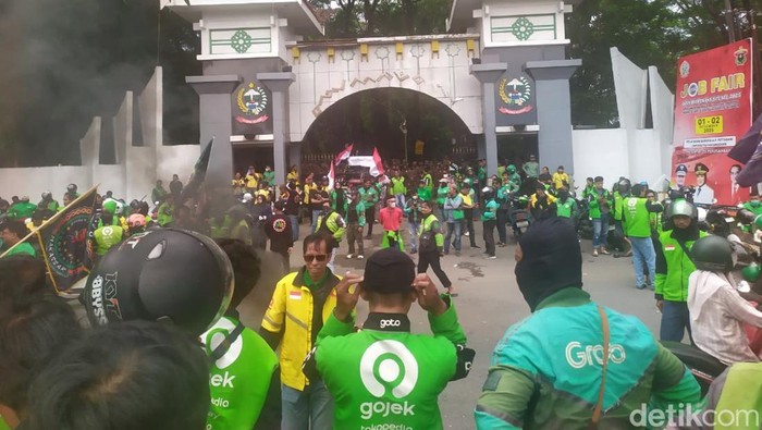Massa demo ojol di Kantor Gubernur Sulsel.