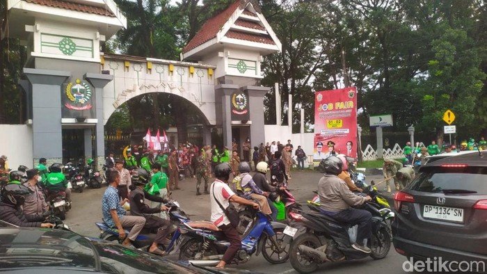 Massa demo ojol di Kantor Gubernur Sulsel membubarkan diri dengan tertib.