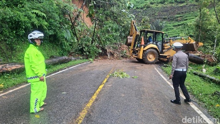 Material longsor menutup badan jalan Sicincin-Malalak, Sumbar. (Jeka Kampai/detikSumut)