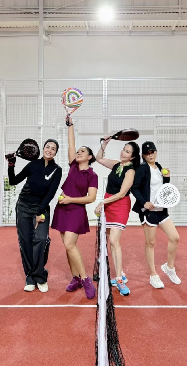 Mayangsari terlihat memamerkan gayanya saat olahraga padel bersama rekan-rekannya. Tampil stylish bergaya bak ABG, dalam foto Mayang tampak memadukan atasan crop top berkerah dengan rok mini. Penampilan serba ungunya itu juga dilengkapi dengan sepasang sepatu senada. Foto: Instagram/@mayangsari_official