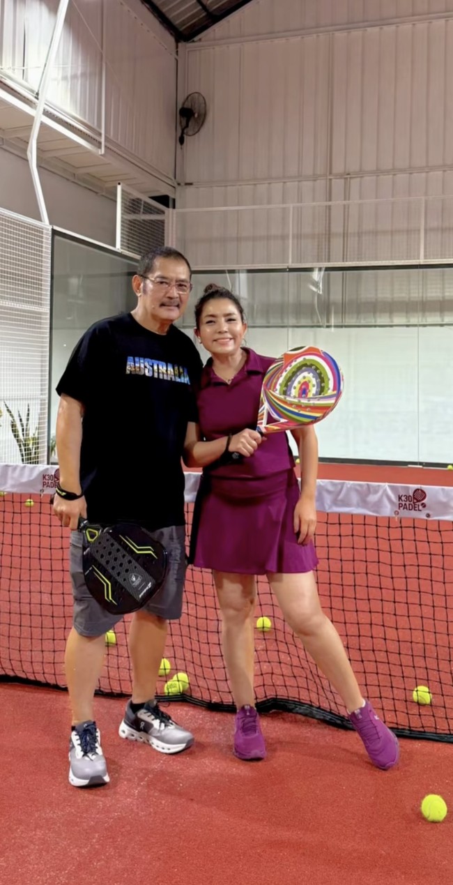 Tak hanya bersama rekan-rekannya, sang suami, Bambang Trihatmodjo juga terlihat ikut. Keduanya berpose kompak sambil menggenggam raket padel. Foto: Instagram/@mayangsari_official