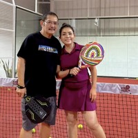 Tak hanya bersama rekan-rekannya, sang suami, Bambang Trihatmodjo juga terlihat ikut. Keduanya berpose kompak sambil menggenggam raket padel. Foto: Instagram/@mayangsari_official