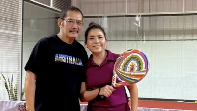 Foto Mayangsari Main Padel Bareng Bambang Tri, Bergaya Bak ABG Pakai Rok Mini