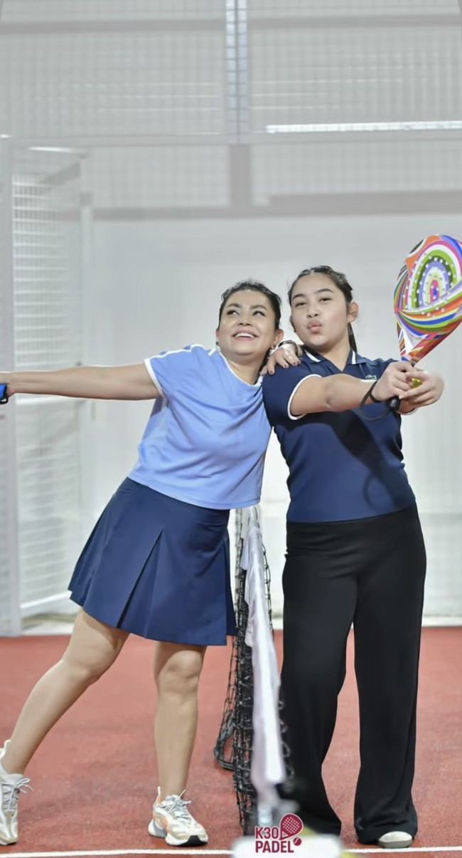 Sang putri, Khirani, juga sempat ikut menemani. Keduanya kompak mengenakan busana bernuansa biru. Mayang memilih memadukan atasan kaos crop top dengan pleated skirt, sementara Khirani mengenakan kaos berkerah dan celana panjang hitam. Foto: Instagram/@mayangsari_official
