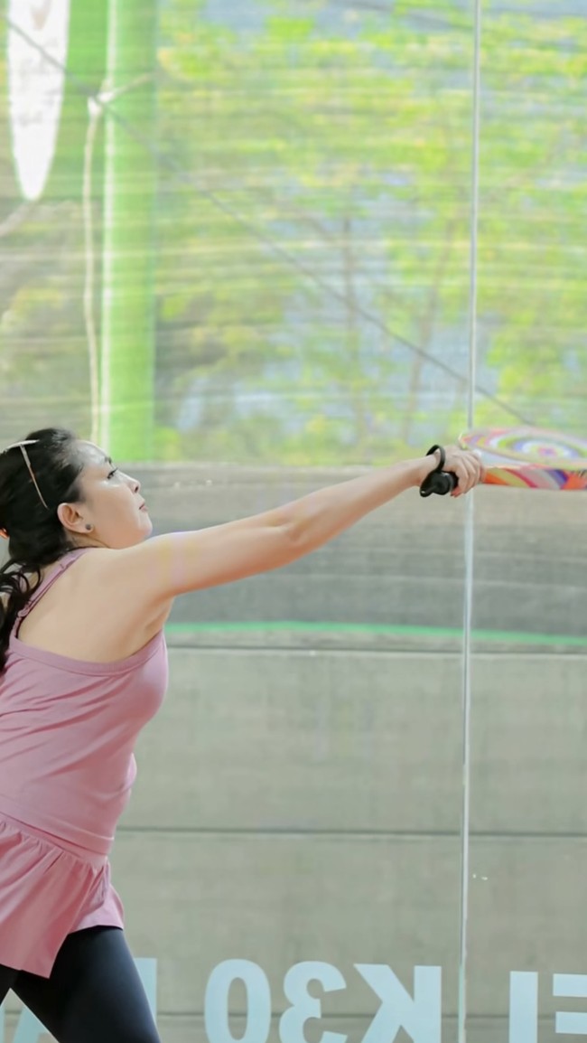 Di salah satu kesempatan, Mayang tampil berani dan lebih terbuka dengan tanktop pink. Atasan tersebut dipadukan dengan legging panjang warna gelap. Foto: Instagram/@mayangsari_official