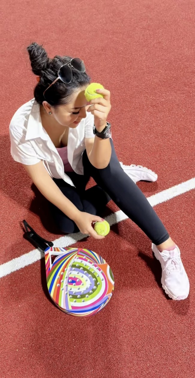Mayang juga sempat mengenakan kemeja putih yang dijadikan sebagai outer untuk sedikit menutup tanktop pink yang dikenakan. Foto: Instagram/@mayangsari_official