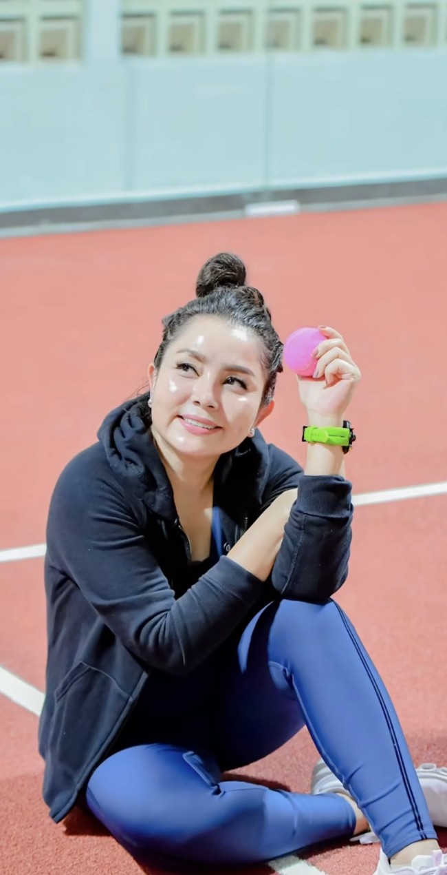 Tampil simpel dan sporty, kali ini Mayang memilih setelan olahraga berwarna biru. Melengkapi penampilannya ia juga mengenakan jaket dengan risleting yang sengaja dibiarkan terbuka. Foto: Instagram/@mayangsari_official