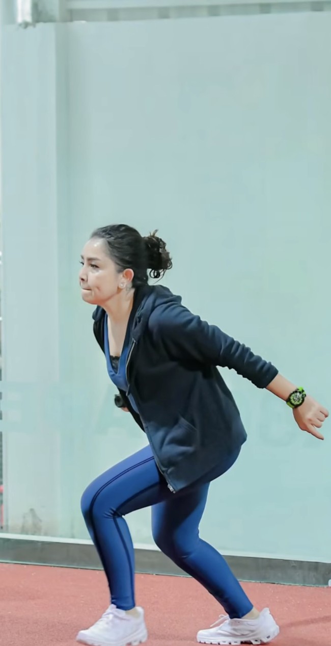 Tampil natural, wajah glowing Mayang jelas terlihat. Kulit wajahnya tampak begitu sehat dan kencang di usia 54 tahun. Foto: Instagram/@mayangsari_official