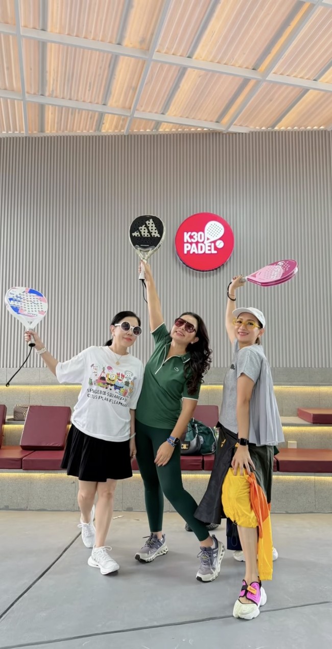 Kenakan kaos berkerah warna hijau dan celana panjang legging senada, penampilan Mayang terlihat simpel namun tetap stylish. Rambutnya tampak dibiarkan terurai. Ia juga melengkapi penampilannya dengan sunglasses. Foto: Instagram/@mayangsari_official