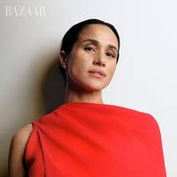 Terlihat jelas freckles dan garis halus di wajahnya, namun Meghan tampaknya ingin menunjukkan ‘keaslian’ dirinya. Langkah ini mengikuti jejak sejumlah selebritas lain seperti Pamela Anderson dan Alicia Keys yang lebih dulu tampil tanpa makeup.  Foto: dok. Harpers Bazaar US