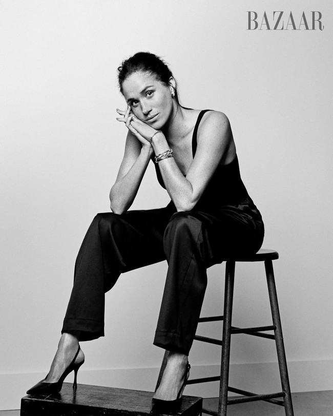 Keputusan Meghan tampil tanpa makeup tampaknya selaras dengan tema wawancaranya di edisi tersebut yang menyoroti pentingnya keaslian. “Saya pikir ketika Anda mulai mengambil keputusan pribadi berdasarkan penilaian orang lain, di situlah Anda mulai kehilangan keaslian diri,” ungkap ibu dua anak itu. Foto: dok. Harpers Bazaar US