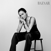 Keputusan Meghan tampil tanpa makeup tampaknya selaras dengan tema wawancaranya di edisi tersebut yang menyoroti pentingnya keaslian. “Saya pikir ketika Anda mulai mengambil keputusan pribadi berdasarkan penilaian orang lain, di situlah Anda mulai kehilangan keaslian diri,” ungkap ibu dua anak itu. Foto: dok. Harpers Bazaar US