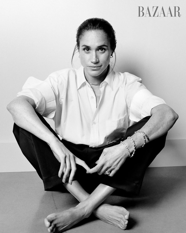 Dalam wawancara tersebut, Meghan pun membahas hubungannya dengan Pangeran Harry. Dalam salah satu kutipannya, Meghan berkata, “Tidak ada seorang pun di dunia yang mencintaiku lebih dari dia.” Foto: dok. Harpers Bazaar US