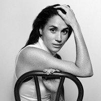 Keputusannya itu langsung memicu reaksi beragam dari netizen. Ada yang memuji, namun tidak banyak juga yang memperdebatkan. “Meghan Markle bukan wanita yang cantik. Ia terlihat 100% seperti pembully, palsu, dan penipu yang suka memainkan isu ras,” reaksi keras netizen. “Kulitnya tampak kering sejujurnya,” kritik netizen lain. Foto: dok. Harpers Bazaar US