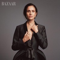 Dalam sampulnya, Meghan tampil dengan setelan blazer hitam. Duchess of Sussex itu membiarkan wajahnya apa adanya tanpa pulasan foundation dan bedak.  Foto: dok. Harpers Bazaar US