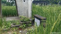 Pada komplek makam itu tak ada pagar yang melindungi, bahkan gerbang dan pintu masuk jua tidak ada. Hanya jalan setapak kecil yang dapat digunakan untuk masuk di area komplek pemakaman tersebut. Sementara di sisi utara, terdapat komplek pemakaman umum yang berjarak sekitar 100 meter.