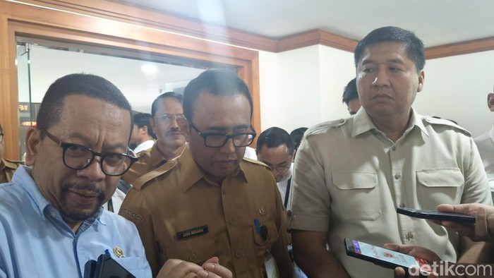 KSP Muhammad Qodari, Wali Kota Denpasar, I Gusti Ngurah Jaya Negara dan Menteri PKP Maruarar Sirait saat ditemui di MPP Denpasar, Bali. pada Senin (24/11/2025).