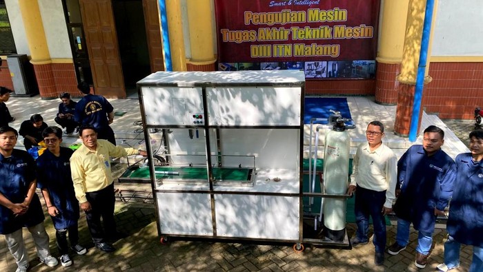 Mesin pengisi galon buatan Sofyan warga Kota Batu