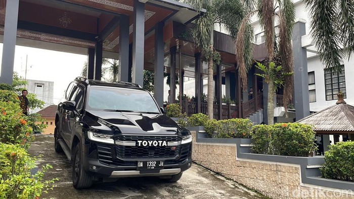 Mobil Ketua DPRD Kalsel Supian HK yang diganti pelat nomor sipil meninggalkan kantor saat terjadi demo mahasiswa di depan gedung, Senin (24/11/2025).