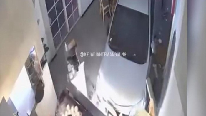Mobil yang menabrak kafe hingga masuk dalam di daera Bulu, Temanggung, Senin (24/11/2025).