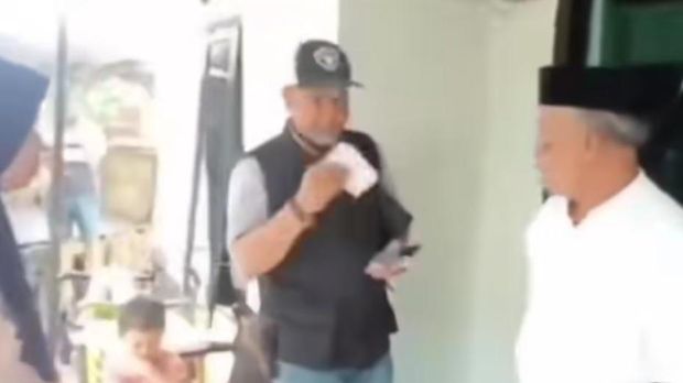 Momen Lurah Buloa bernama Naz Alamsyah Wiradinata (tengah) saat membagikan kupon sembako di Makassar.