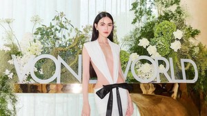 Davika memukau dengan gaun putih berpotongan ekstrem dan clutch mewah yang jadi spotlight utama. Foto: Instagram Davika Hoorne